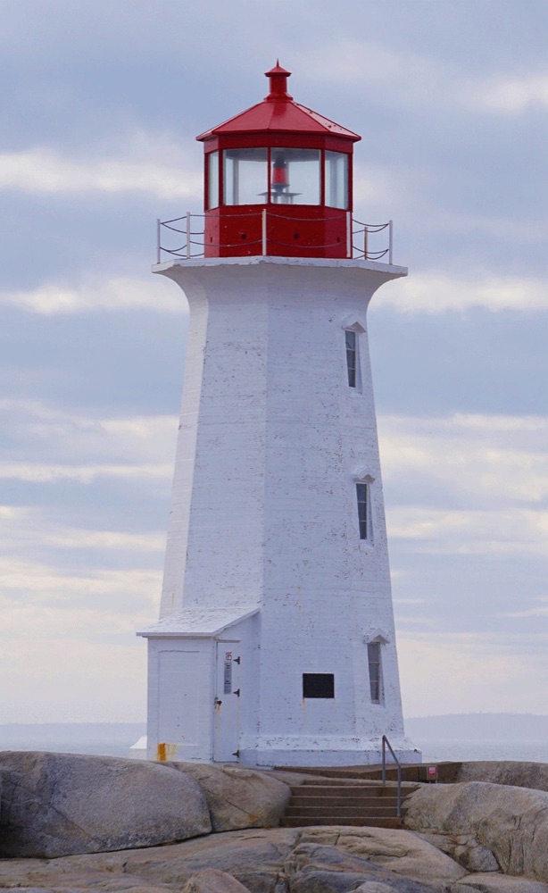 Faro blanco y rojo frente al cielo
