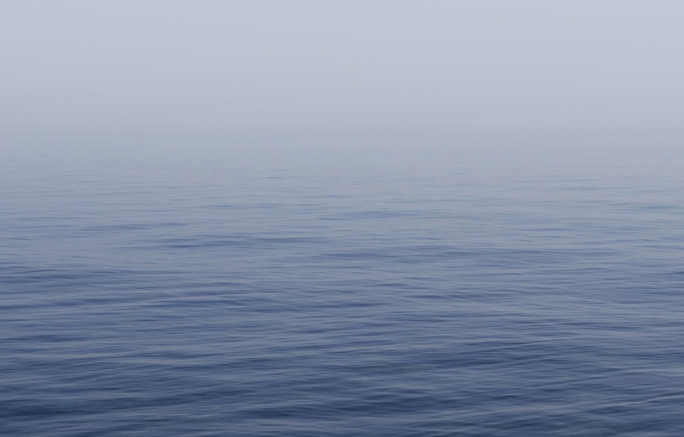 Superficie del mar en calma bajo una luz suave