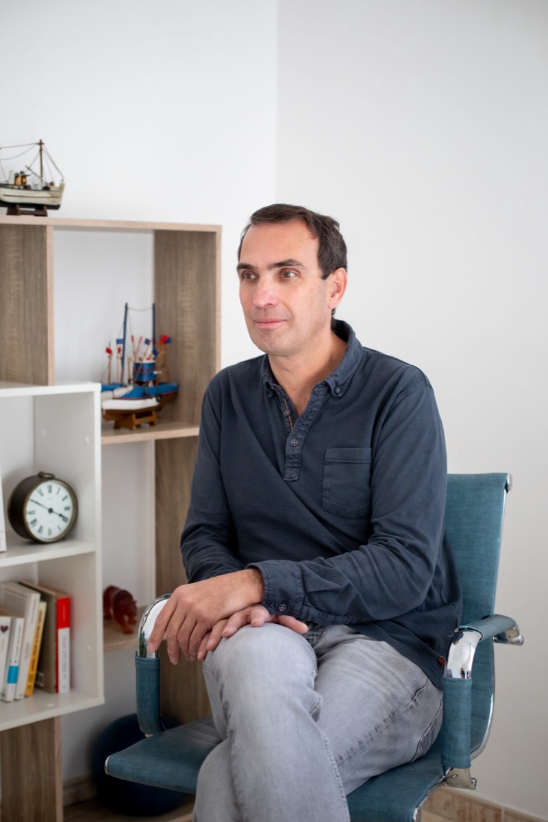 Vincent Hairie, terapeuta Gestalt, en su consulta de Girona